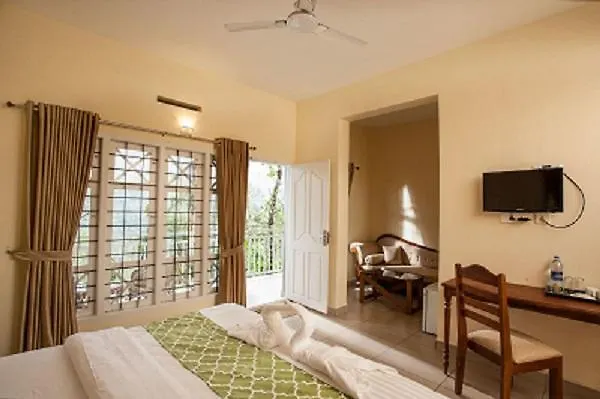 The Breeze Resort مونار